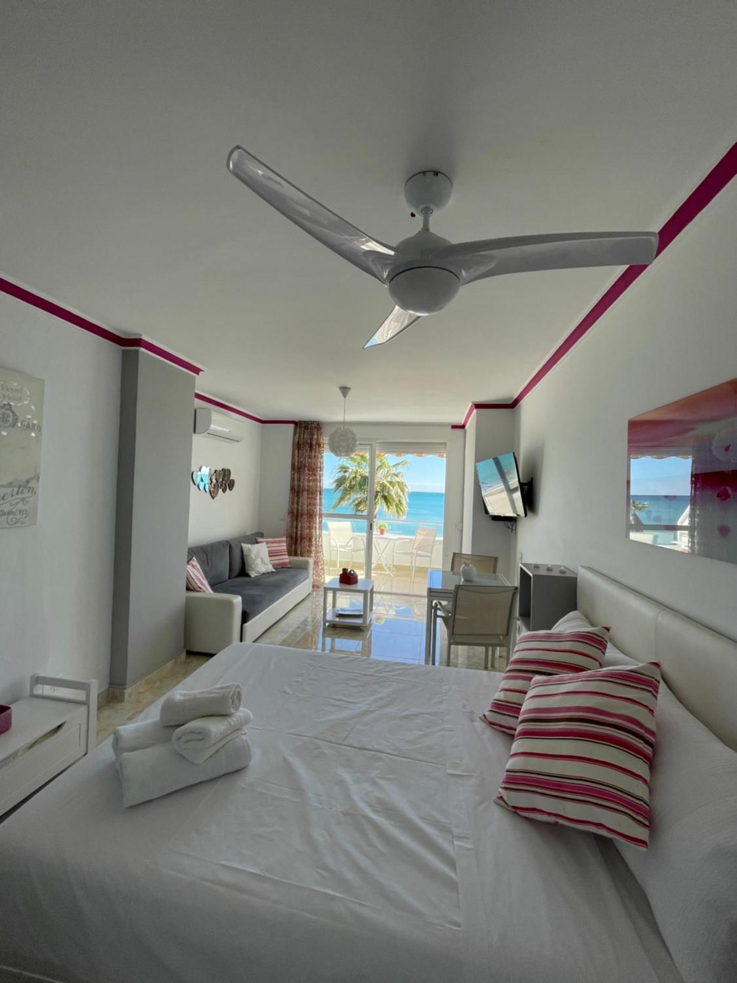 Roca Chica. Studio - First Line Beach Torremolinos Exterior foto