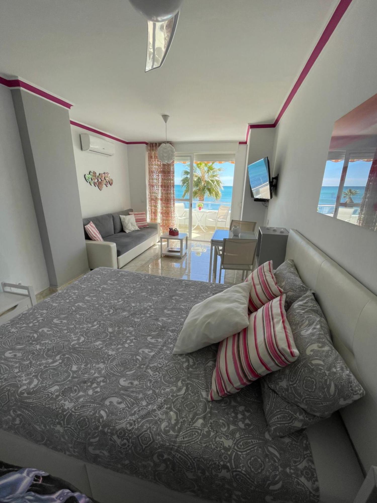 Roca Chica. Studio - First Line Beach Torremolinos Exterior foto